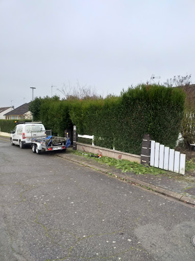 Intervention de taille de haie en cours en Eure-et-Loir (28)